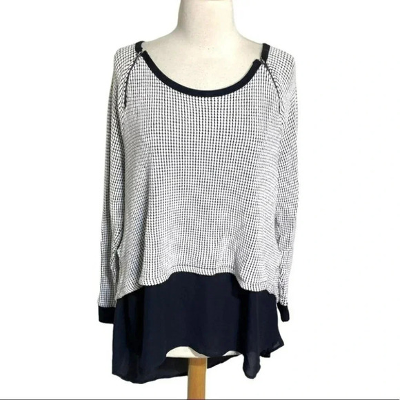 Concepts 2X black + white textured high low scoop neck top‎ - Picture 3 of 9